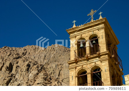 埃及聖卡塔利娜修道院的鐘樓和西奈山的岩壁 埃及聖卡塔利娜修道院的鐘樓和西奈山的岩壁 70989811