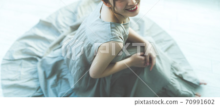 Female portrait 70991602