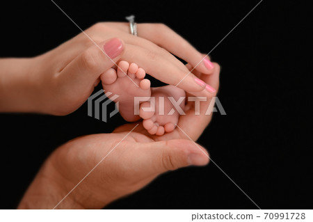 Newborn baby feet and hands of parents Newborn baby feet and hands of parents 70991728