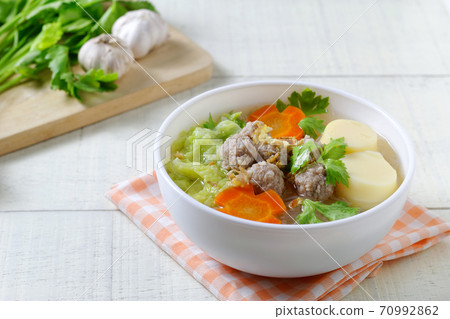 Clear glass noodle soup with Minced Pork,Vegetables and egg tofu (Gaeng Jued Woon Sen) 70992862