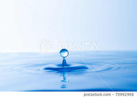 close up water drop splash on surface of water background 70992908