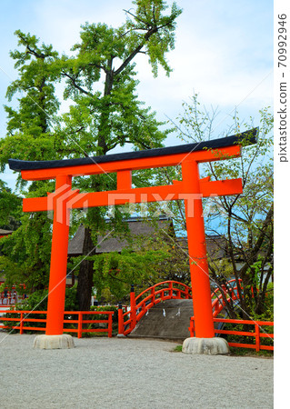 下鴨神社 三tar町河上的橋和鳥居 照片素材 圖片 圖庫