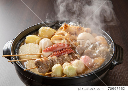 關在鍋裡燉的各種關東煮 70997662