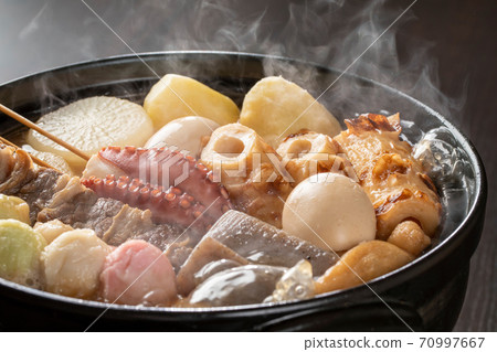 關在鍋裡燉的各種關東煮 70997667