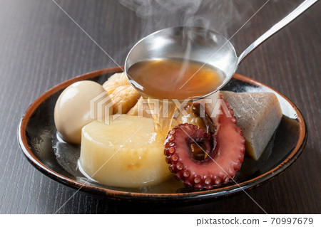 Five types of oden served in a bowl 70997679