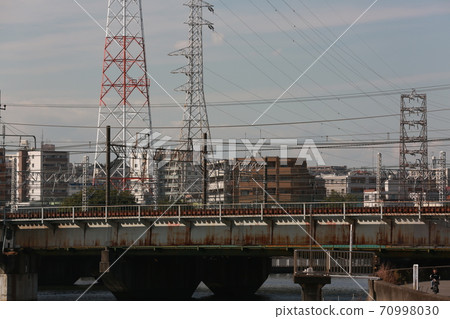 I walked along the Tsurumi River on a sunny day 70998030