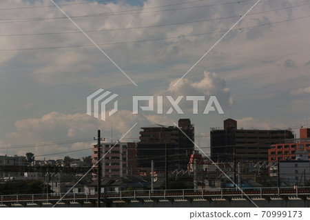 I walked along the Tsurumi River on a sunny day 70999173