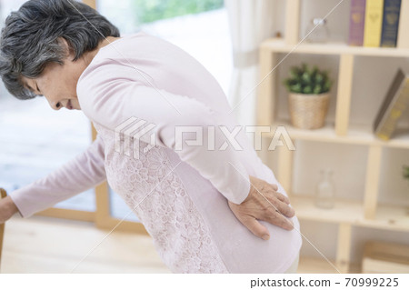 腰疼的高級女子身體部位切開 腰疼的高級女子身體部位切開 70999225