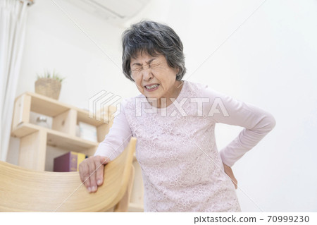 有腰下部痛的資深婦女 有腰下部痛的資深婦女 70999230