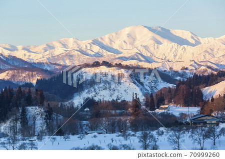 Mt. Iide in the middle of winter illuminated by the morning sun, Iide Town, Yamagata Prefecture Mt. Iide in the middle of winter illuminated by the morning sun, Iide Town, Yamagata Prefecture 70999260