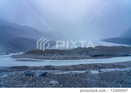 Athabasca Glacier, Columbia Icefield, Jasper National Park, Alberta, Canada. Athabasca Glacier, Columbia Icefield, Jasper National Park, Alberta, Canada. 71000097