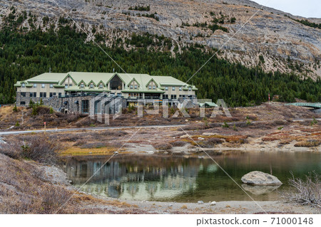 Columbia Icefield Discovery Centre (Glacier View Lodge) in autumn. Jasper National Park, Alberta, Canada. Columbia Icefield Discovery Centre (Glacier View Lodge) in autumn. Jasper National Park, Alberta, Canada. 71000148