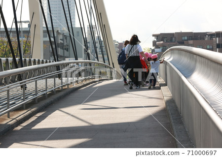 I walked along the Tsurumi River on a sunny day I walked along the Tsurumi River on a sunny day 71000697