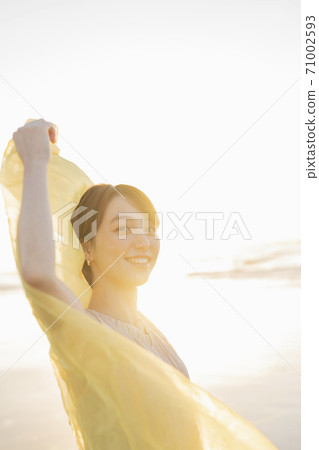 一個女人在沙灘上散步 一個女人在沙灘上散步 71002593