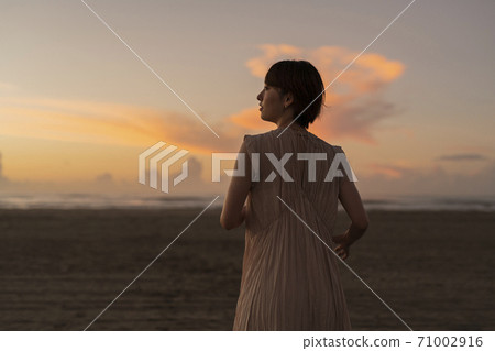 一個女人在沙灘上散步 一個女人在沙灘上散步 71002916