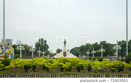 A Great statue of Rama VI, entrance to Lumpini Park A Great statue of Rama VI, entrance to Lumpini Park 71003081