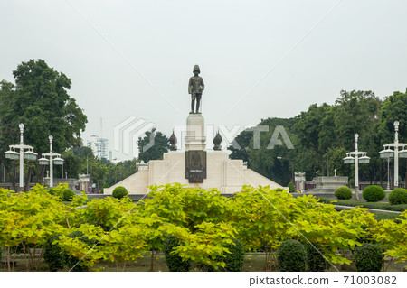 A Great statue of Rama VI, entrance to Lumpini Park 71003082