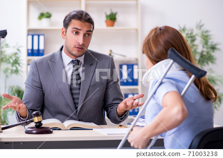 Young injured woman and male lawyer in the courtroom 71003238