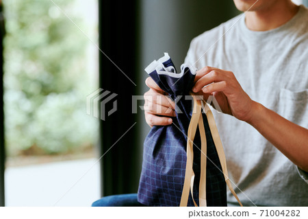 Man opening a present 71004282