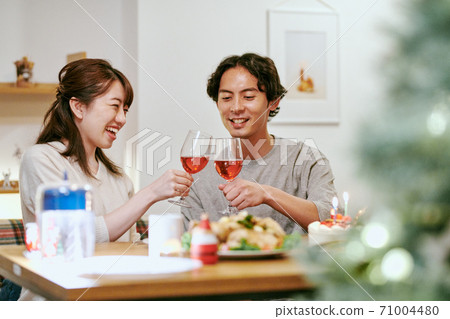 男人和女人用酒敬酒 71004480