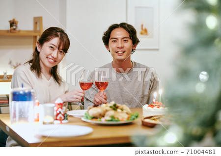 Women and men toasting with wine Women and men toasting with wine 71004481