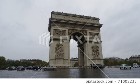 Cloudy weather and the Arc de Triomphe 71005233