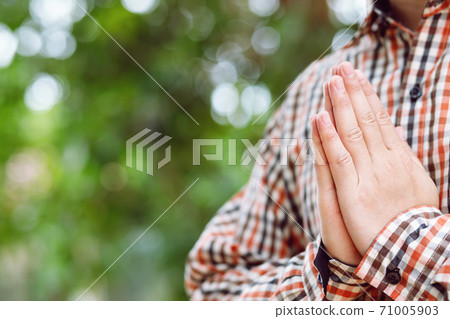 Men with hands to pray to the Lord Men with hands to pray to the Lord 71005903