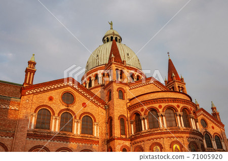 Saint Anthony of Padua church in Vienna, sunset Saint Anthony of Padua church in Vienna, sunset 71005920