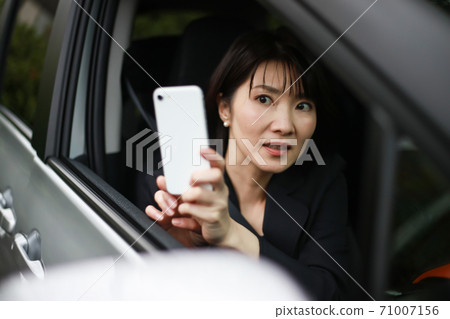急著用智能手機射擊的女人 急著用智能手機射擊的女人 71007156