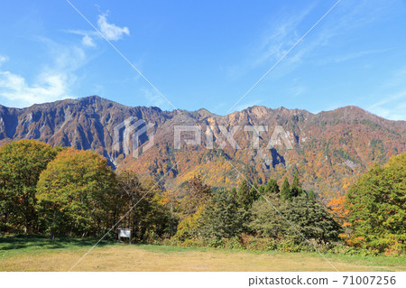 從秋山鄉秋天的村莊里看到的鳥居山 從秋山鄉秋天的村莊里看到的鳥居山 71007256