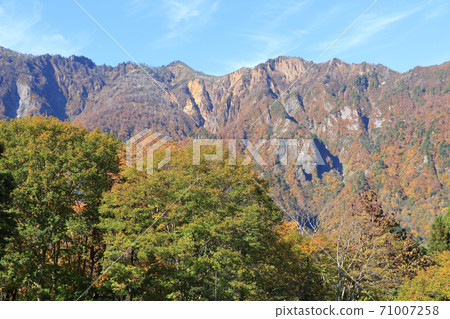 從秋山鄉秋天的村莊里看到的鳥居山 從秋山鄉秋天的村莊里看到的鳥居山 71007258