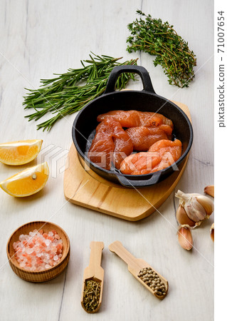 Fish caviar in cast iron pan 71007654