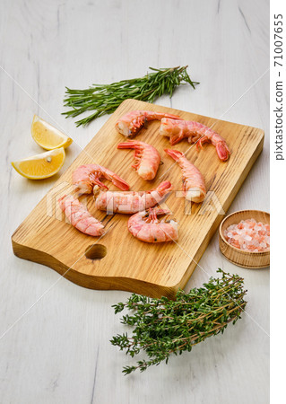 Frozen unpeeled shrimp tails 71007655