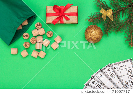 Wooden kegs with bag and cards for a game in lotto 71007717