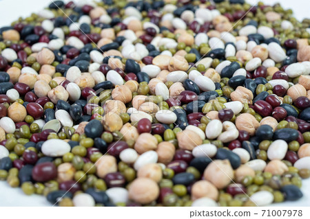 Organic mixed Beans; Green, Black, Red, White and Chick pea on plate Organic mixed Beans; Green, Black, Red, White and Chick pea on plate 71007978