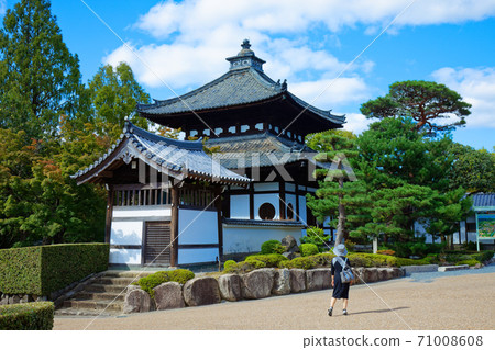 Tofukuji Temple and the palace bell tower 71008608