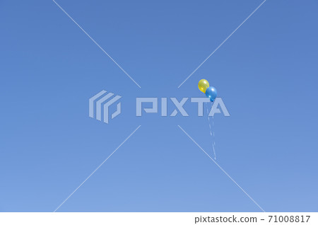 藍色的氣球和漂浮在藍藍的天空中的黃色氣球 71008817