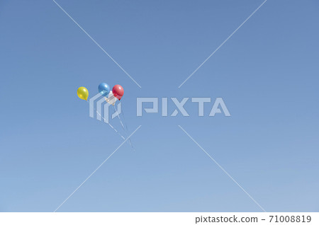 藍色，黃色，白色和紅色的氣球漂浮在藍藍的天空 71008819