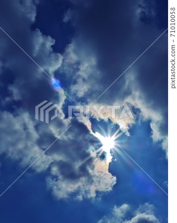 4 vertical suns shining between the clouds 71010058