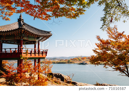 Silleuksa Temple Korean traditional pavilion with Namhan River at autumn in Yeoju, Korea Silleuksa Temple Korean traditional pavilion with Namhan River at autumn in Yeoju, Korea 71010387