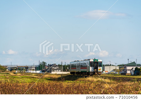 宮城縣大崎市的Rikuha East Line火車穿越鄉村 宮城縣大崎市的Rikuha East Line火車穿越鄉村 71010456