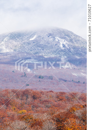 Yunohama Pass after the rain Autumn leaves and Mt. Kurikoma, Kurihara City, Miyagi Prefecture Yunohama Pass after the rain Autumn leaves and Mt. Kurikoma, Kurihara City, Miyagi Prefecture 71010627