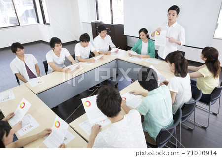 學生進行小組討論 學生進行小組討論 71010914