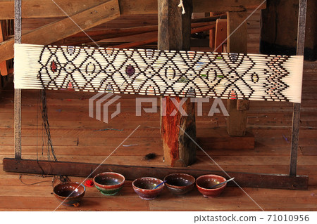The process of weaving yarn and accessories. The process of weaving yarn and accessories. 71010956