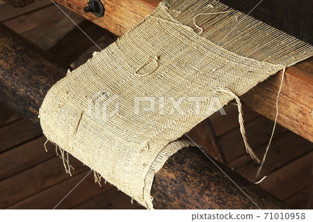 The process of weaving yarn and accessories. The process of weaving yarn and accessories. 71010958