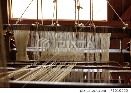 The process of weaving yarn and accessories. The process of weaving yarn and accessories. 71010960