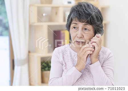 接聽可疑電話的女高管 71011023