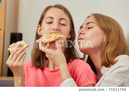 girls eats pizza 71011749