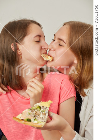 girls eats pizza 71011750
