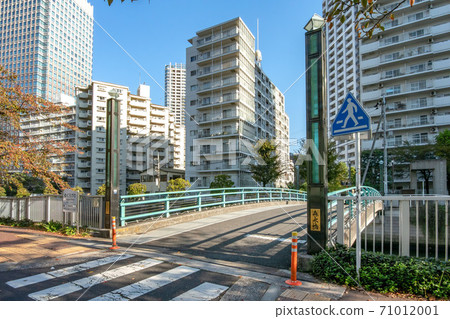 Morinaga Bridge over the Meguro River in Shinagawa Ward, Tokyo Morinaga Bridge over the Meguro River in Shinagawa Ward, Tokyo 71012001
